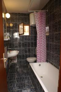 y baño con bañera, aseo y lavamanos. en Apartments by the sea Karbuni, Korcula - 4465, en Prizba
