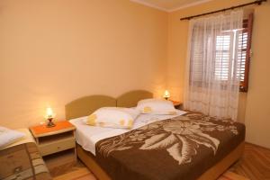 Posteľ alebo postele v izbe v ubytovaní Apartments by the sea Trstenik, Peljesac - 4511