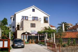 dom z samochodem zaparkowanym przed nim w obiekcie Apartments by the sea Orebic, Peljesac - 4496 w Orebiciu