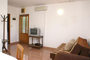 TV a/nebo společenská místnost v ubytování Apartments by the sea Trstenik, Peljesac - 4512