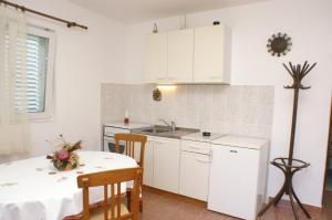 Kuchyň nebo kuchyňský kout v ubytování Apartments by the sea Trstenik, Peljesac - 4512