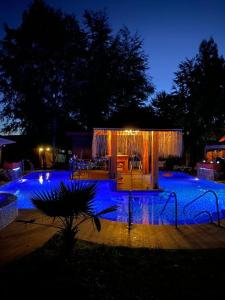 Piscina de la sau aproape de Hotel Boutique Family Suites