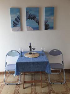 una mesa con 2 sillas y una botella de vino en Studio Dingac - Potocine 4533a, en Potomje