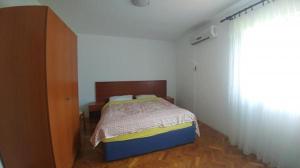 1 dormitorio con 1 cama y vestidor en Apartments with a parking space Orebic, Peljesac - 4526, en Orebić