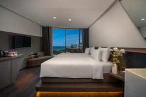 Un pat sau paturi într-o cameră la Draco Hotel & Suites