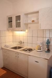 Biała kuchnia ze zlewem i mikserem w obiekcie Apartments and rooms by the sea Trstenik, Peljesac - 4566 w mieście Trstenik