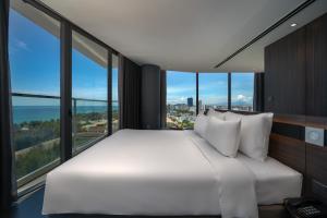 Un pat sau paturi într-o cameră la Draco Hotel & Suites