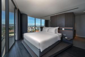 Un pat sau paturi într-o cameră la Draco Hotel & Suites