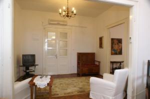 een woonkamer met een bank, een tv en een tafel bij Apartments by the sea Korcula - 4450 in Korčula