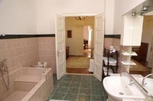 een badkamer met een bad, een wastafel en een toilet bij Apartments by the sea Korcula - 4450 in Korčula +14 foto's