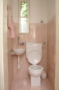 ein Bad mit einem WC und einem Waschbecken in der Unterkunft Apartments by the sea Korcula - 4450 in Korčula