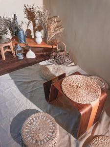 una habitación con una mesa con algunas cestas en ella en Woods Inn en Jiaoxi