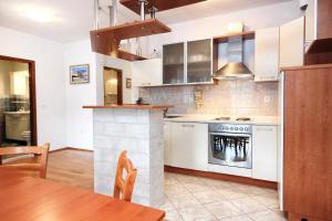 Kuchyňa alebo kuchynka v ubytovaní Apartments by the sea Korcula - 4367