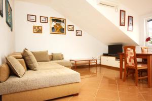 Televízia a/alebo spoločenská miestnosť v ubytovaní Apartments by the sea Korcula - 4367