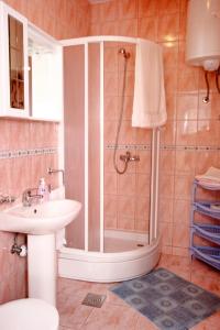 łazienka z prysznicem i umywalką w obiekcie Apartments with a parking space Lumbarda, Korcula - 4429 w mieście Lumbarda +19 zdjęć