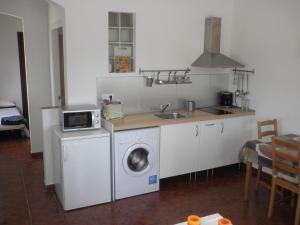 a kitchen with a washing machine and a sink at Apartament Can Batlle in Premiá de Mar