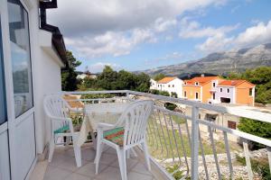 einen Balkon mit 2 Stühlen und einem Tisch mit Aussicht in der Unterkunft Apartments with a parking space Korcula - 4433 in Korčula