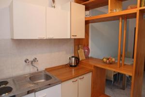 Kuchyň nebo kuchyňský kout v ubytování Apartments by the sea Lumbarda, Korcula - 4446