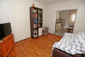 - un salon avec un lit et une télévision dans l'établissement Apartments by the sea Lumbarda, Korcula - 4446, à Lumbarda