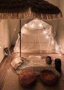 礁溪鄉的住宿－漫活森林 Woods Inn，一张带帐篷的床,上面有灯