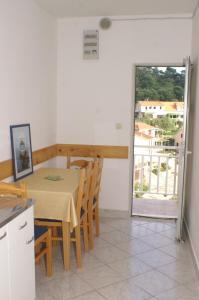- une cuisine et une salle à manger avec une table et des chaises dans l'établissement Apartments by the sea Grscica, Korcula - 4487, à Prižba