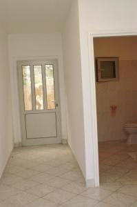 La salle de bains est pourvue d'une porte et de toilettes. dans l'établissement Apartments by the sea Grscica, Korcula - 4487, à Prižba