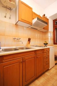 Dapur atau dapur kecil di Apartments and rooms by the sea Racisce, Korcula - 4341