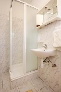 Kúpeľňa v ubytovaní Double Room Lumbarda 4436a