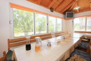 ein Zimmer mit einem Tisch und zwei Flaschen Wein darauf in der Unterkunft Rooms with a parking space Lumbarda, Korcula - 4436 in Lumbarda