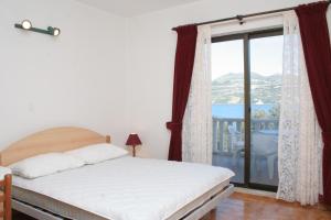 sypialnia z łóżkiem i dużym oknem w obiekcie Apartments by the sea Tri Zala, Korcula - 4351 w Korčuli