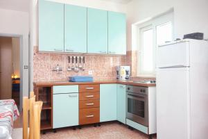 Kuchyňa alebo kuchynka v ubytovaní Apartment Lumbarda 4440a