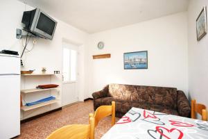 Televízia a/alebo spoločenská miestnosť v ubytovaní Apartment Lumbarda 4440a