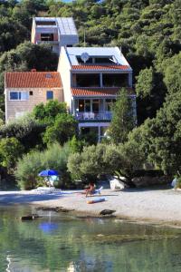 Zdjęcie z galerii obiektu Apartments by the sea Cove Vrbovica bay - Vrbovica (Korcula) - 4390 w Korčuli