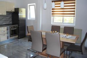 cocina y comedor con mesa de madera y sillas en Apartments with a parking space Zavalatica, Korcula - 4420 en Zavalatica