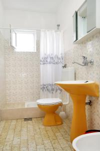 y baño con lavabo, aseo y bañera. en Apartments with a parking space Zavalatica, Korcula - 4420 en Zavalatica