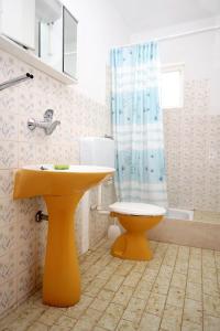 y baño con lavabo, aseo y ducha. en Apartments with a parking space Zavalatica, Korcula - 4420, en Zavalatica