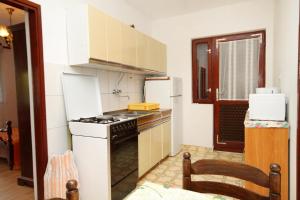Kuchyň nebo kuchyňský kout v ubytování Apartments with a parking space Zavalatica, Korcula - 4420