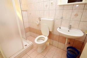 Et badeværelse på Apartments by the sea Lumbarda, Korcula - 4378 + 40 billeder