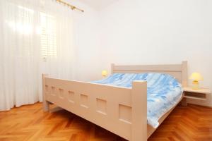 En eller flere senge i et værelse på Apartments by the sea Lumbarda, Korcula - 4378