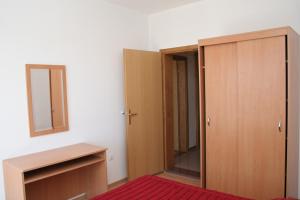 um quarto com um armário e um espelho em Apartment Orebic 4494d em Orebić