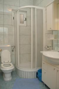 y baño con ducha, aseo y lavamanos. en Apartments with a parking space Orebic, Peljesac - 4494 en Orebić