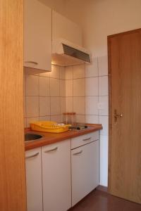 Kuchyňa alebo kuchynka v ubytovaní Apartments with parking spaces Orebic, Peljesac - 4494