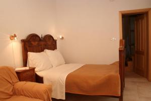 una piccola camera con letto e sedia di Apartment Vrboska 4601c a Vrboska (Verbosca)