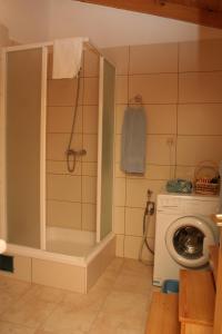 bagno con lavatrice di Apartment Vrboska 4601c a Vrboska (Verbosca)