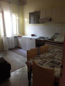 Apartments by the sea Orebic, Peljesac - 4509 tesisinde mutfak veya mini mutfak