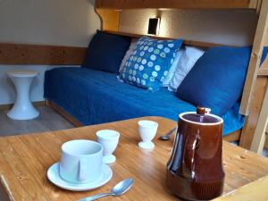 stół z kawiarką i filiżankami na łóżku w obiekcie Studette cosy pour 2 pers. - Centre station Arc 1800 - Ski aux pieds - Wifi gratuit - FR-1-346-511 w mieście Arc 1800