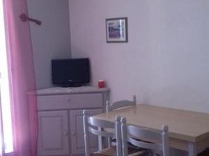 Televízia a/alebo spoločenská miestnosť v ubytovaní Charmant studio climatisé en rez-de-jardin, proche plage, avec garage privé à Cavalaire-sur-Mer - FR-1-226B-116