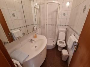 Koupelna v ubytování Apartments with parking spaces Orebic, Peljesac - 4500