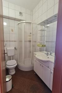 Koupelna v ubytování Apartments with parking spaces Orebic, Peljesac - 4500