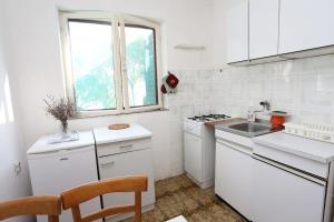 Ett kök eller pentry på Apartments by the sea Drace, Peljesac - 4535